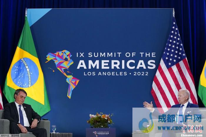 美洲峰会期间,美国总统拜登会见巴西总统博索纳罗(左)。 美洲峰会期间,美国总统拜登会见巴西总统博索纳罗(左)。