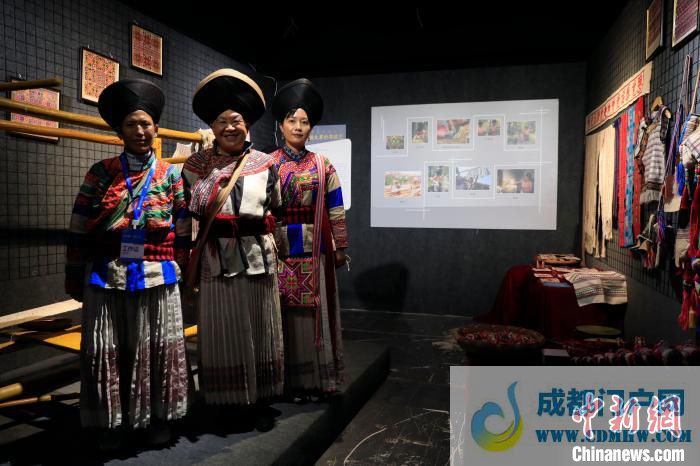 傈僳族火草织布技艺展区,身着火草麻布百褶裙的熊国秀(左二)。 王磊 摄 摄 傈僳族火草织布技艺展区,身着火草麻布百褶裙的熊国秀(左二)。 王磊 摄 摄