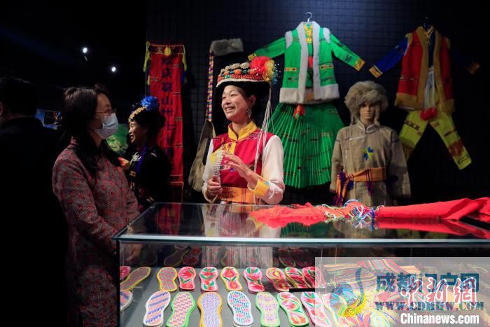 “家园遗珍·时代新风”非遗展演活动中,观众正在了解摩梭服饰。 王磊 摄 摄 “家园遗珍·时代新风”非遗展演活动中,观众正在了解摩梭服饰。 王磊 摄 摄