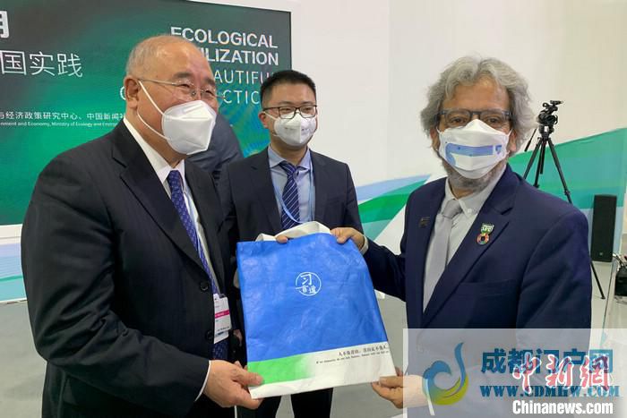 解振华特使向COP20主席、秘鲁前环境部长比达尔赠送“习言道”纪念品。<a target='_blank' href='/' >中新网</a>记者 陈天浩 摄 解振华特使向COP20主席、秘鲁前环境部长比达尔赠送“习言道”纪念品。<a target='_blank' href='/' >中新网</a>记者 陈天浩 摄