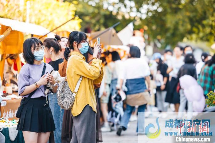 市民游客打卡大运河庙会 杭州市运河集团供图 市民游客打卡大运河庙会 杭州市运河集团供图