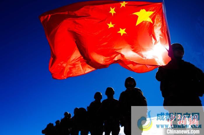 官兵攀爬、翻越、穿行在雪山。 西藏山南军分区某团供图 官兵攀爬、翻越、穿行在雪山。 西藏山南军分区某团供图