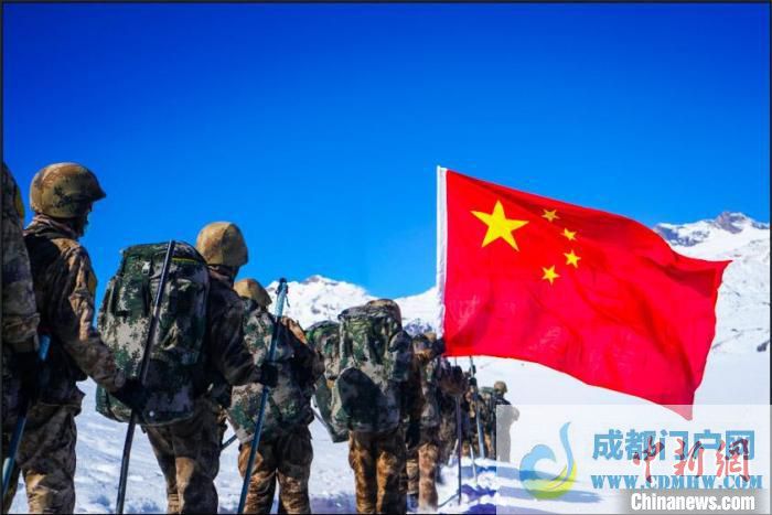 官兵攀爬、翻越、穿行在雪山。 西藏山南军分区某团供图 官兵攀爬、翻越、穿行在雪山。 西藏山南军分区某团供图