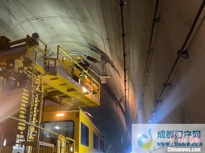 图为接触网轨道车到达作业地点后,作业人员进行清洗前的准备。 莫凤岩 摄 图为接触网轨道车到达作业地点后,作业人员进行清洗前的准备。 莫凤岩 摄