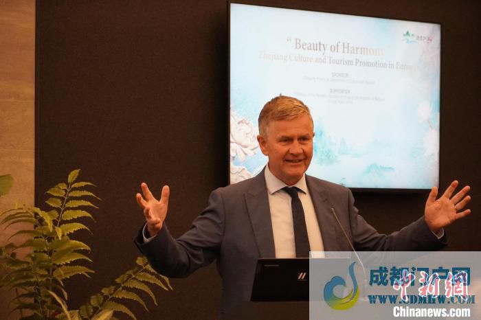 联合国前副秘书长、联合国环境规划署前执行主任埃里克·索尔海姆分享了对南宋时期浙江历史文化的认识。 浙江省文化和旅游欧洲推广中心供图 联合国前副秘书长、联合国环境规划署前执行主任埃里克·索尔海姆分享了对南宋时期浙江历史文化的认识。 浙江省文化和旅游欧洲推广中心供图
